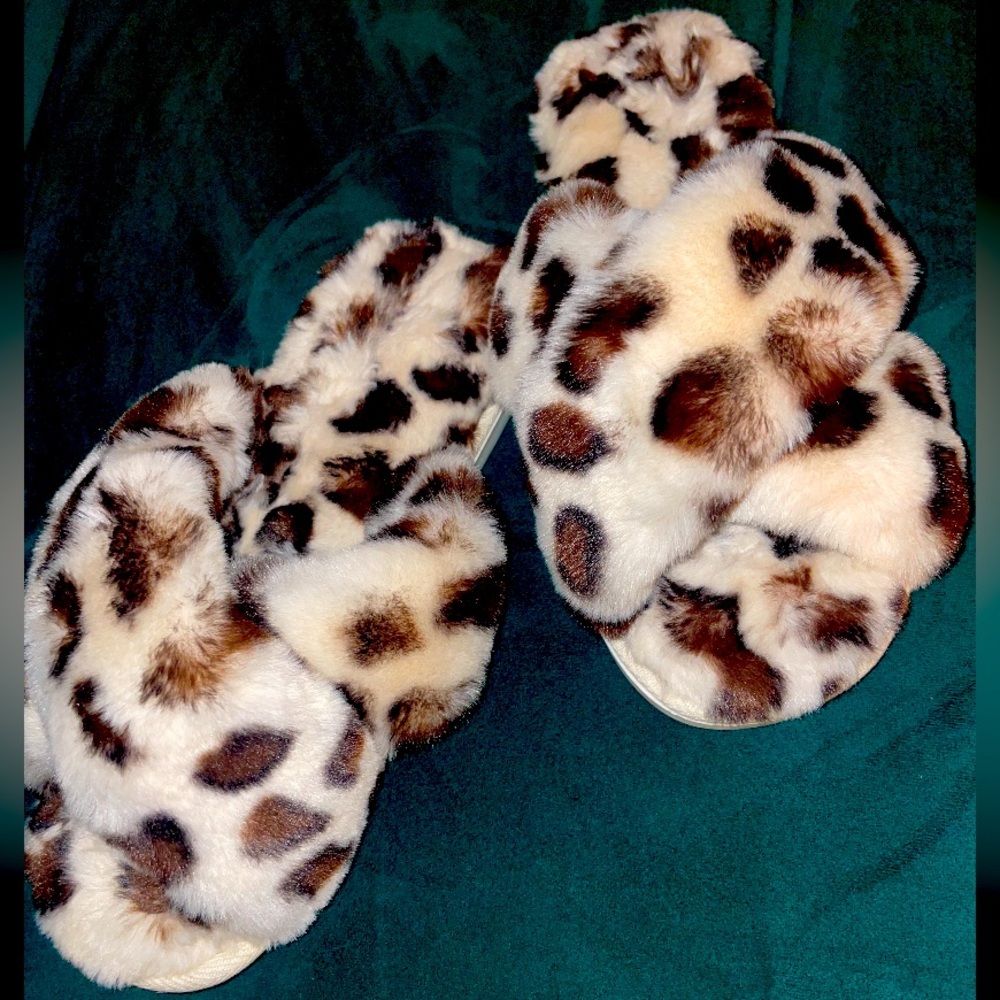 New Shiraleah  slippers  leopard.